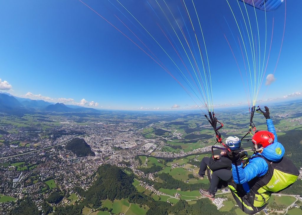 Tandem-Gleitschirmflug vom Gaisberg mit Panoramablick über die Altstadt von Salzburg, die Festung Hohensalzburg und das Salzburger Becken.