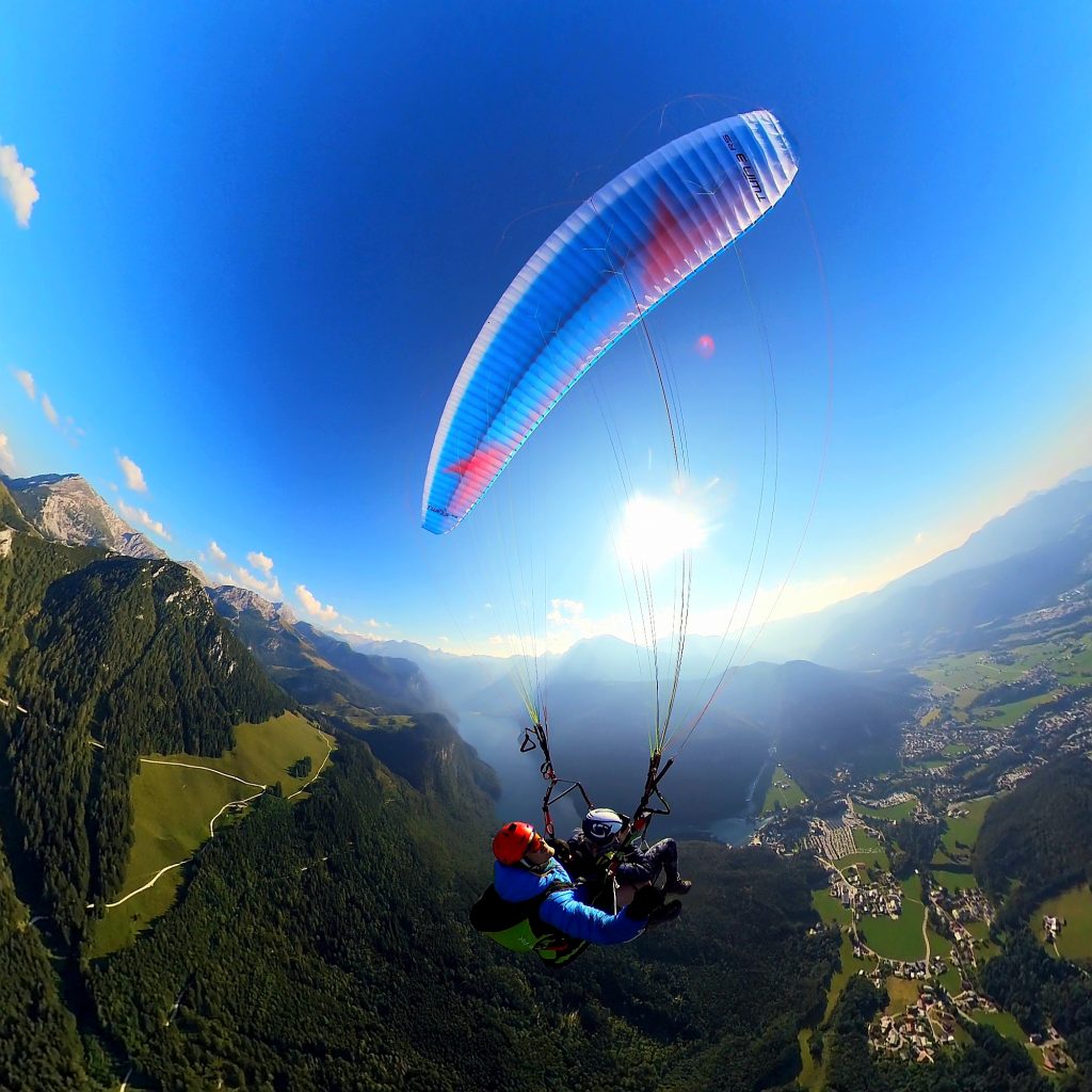 Tandem Gleitschirmflug über Königsee mit Blick auf Bartholomae und Watzmann.